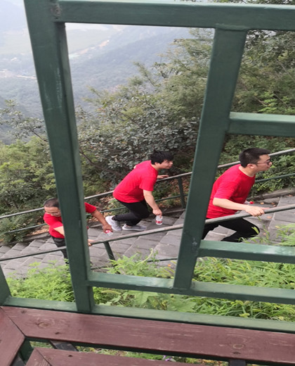 登顶石林峡，体验玻璃栈道------伟杰信8月登山之旅